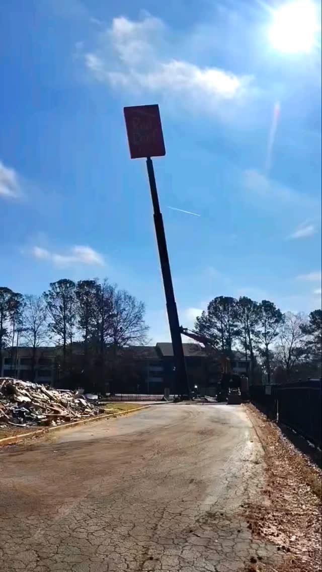 Timberrrr to the Red Roof Inn interstate sign 🏴☠️