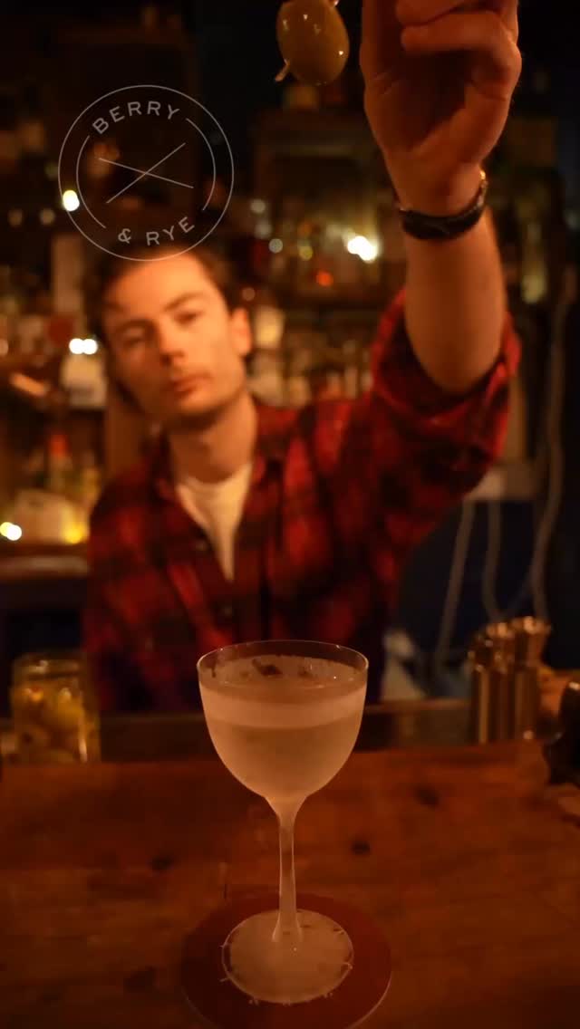 🍸 If you like your martinis cold, dirty and loaded with a giant olive … this one’s for you.
📍 Available 7 days a week.
#BerryAndRye #DirtyMartini #PerelloOlives #MartiniLovers #CocktailBarLiverpool Speakeasy