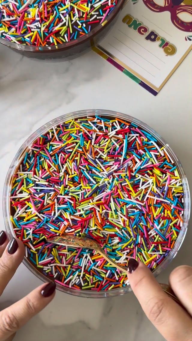  עוגת שוקולדדדד 🥳
עסיסית ורכה בקופסא למשלוחי מנות
קלה להכנה והכי כיף שמח וצבעוני לקבל אותה בפורים
המתכון באתר שלי תרשמו חסי סגל בגוגל 🤍