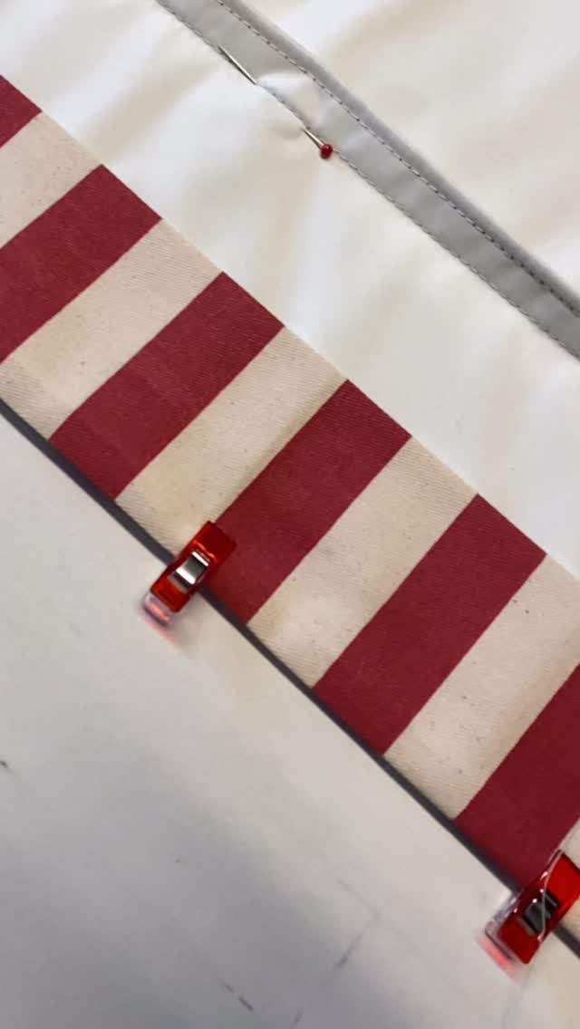 Did you know 90% of all our processes are by hand? 🤚 It’s a slow & meditative method that yields beautiful results, including a stitch-free look on the face side of our Roman blinds.
#bristolcurtainmaker #romanblinds #bristolblindmaker #handmadehomedecor #bristolinteriors