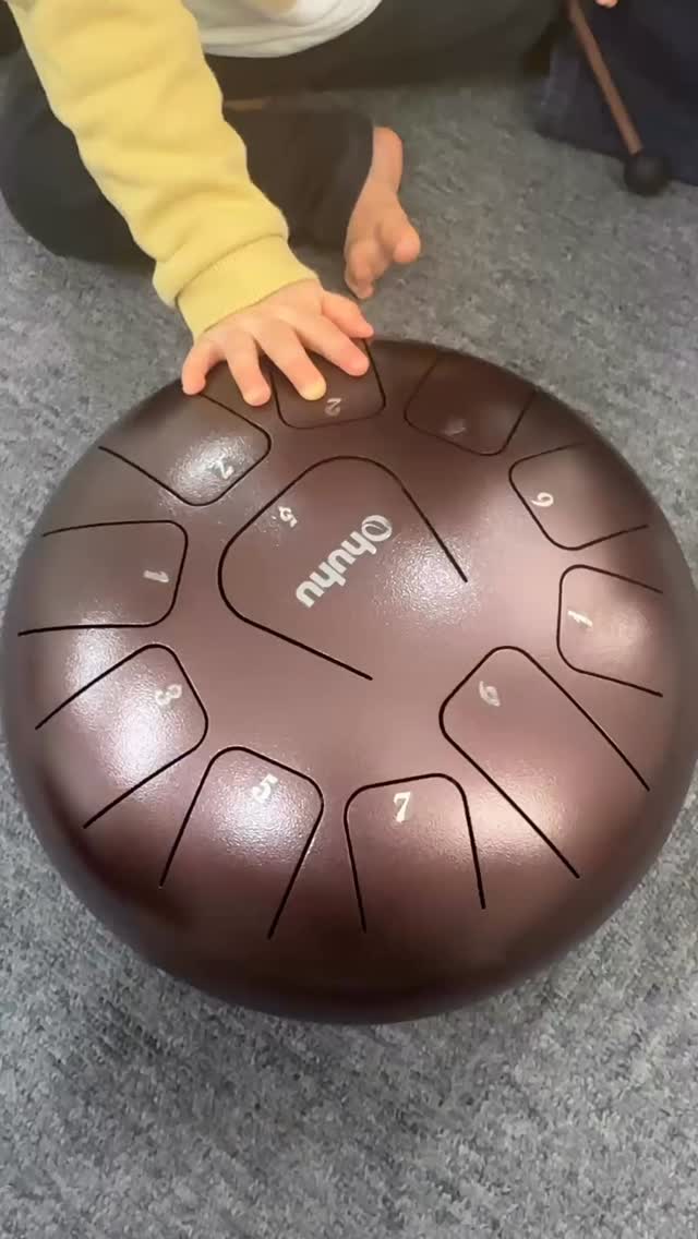 赤ちゃんが自ら手を伸ばす音🥁✨
不思議なスリットドラムの音色に誘われて、
一生懸命手を伸ばす姿にキュンとします。
うっとり ゆったりいい時間🎵
「できた!」の瞬間のキラキラした表情。
音楽を通してお子さまの成長を感じてみませんか?
━━━━━━━━━━━━━━
🥁体験レッスンお申し込み
━━━━━━━━━━━━━━
プロフィールのリンク(LINE)から
お気軽にお問い合わせください♪
@lve7474d
#リトミック教室 #0歳児教育 #江坂ママ 塚口ママ 尼崎リトミック スリットドラム