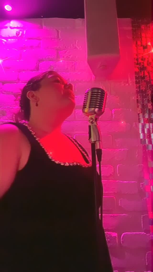 You’ve heard it before… but not like this. 🎶✨
A jazzy little take on Mr. Blue Sky — sunshine with a swing.
What should I jazz up next? 👀🎷
#jazzwithgiorgia #jazzsinger #postmodernjukebox #londonmusicscene #liverpoolmusicscene