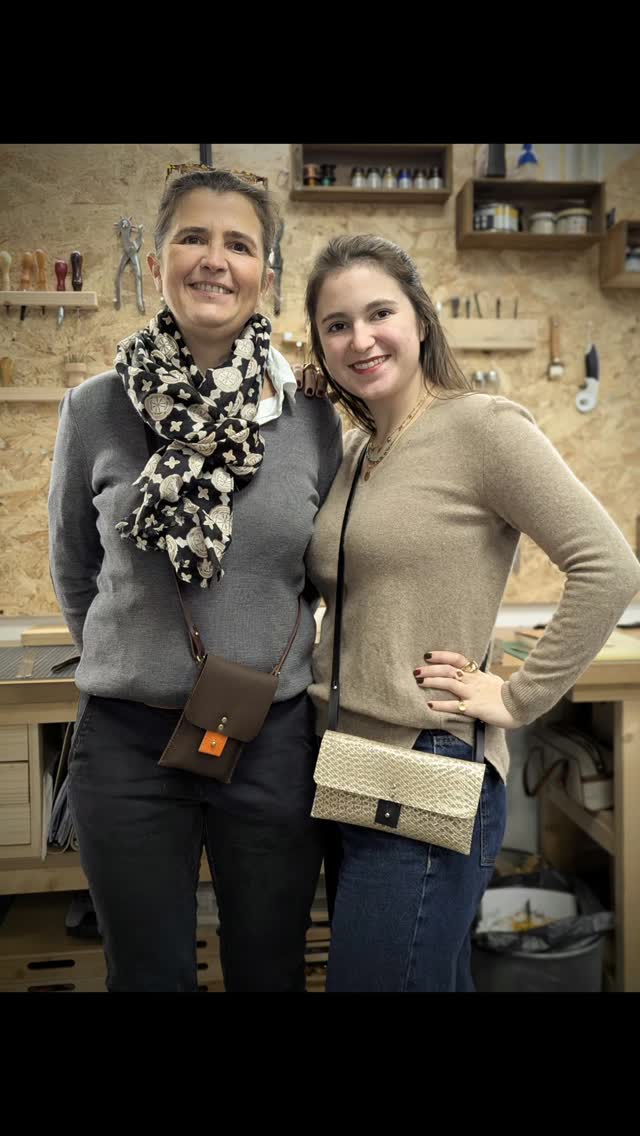 ✨ Enfin quelques photos des ateliers de janvier… ✨
Une belle reprise :
des ateliers partagés avec vous,
de nouvelles créations,
et aussi de jolies fabrications sur mesure.
Le programme était bien chargé, et j’ai choisi de privilégier l'essentiel :
les temps partagés ensemble à l’atelier.
👜 Je vous laisse découvrir en images la fabrication de ces jolies pochettes en cuir.
Chaque pièce est unique,
parce que chaque personne l’est aussi.
Et c’est ce qui rend ces moments si riches 🤍
😍Vos magnifiques sourires sont aussi jolis aie vos pochettes les filles...
Et vous, quelle création aimeriez-vous tester à l’atelier cette année ?
Je suis curieuse de vous lire.
Marion
#pochettecuir
#atelierartisan
#ateliermaroquinerie