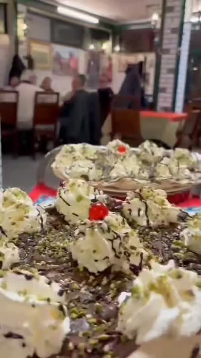 🍰 Il momento più dolce della serata…
Quando la tradizione incontra la convivialità nasce qualcosa di speciale.
Alla Pizzeria La Ruota di Evandro il dessert non è solo un fine pasto… è un rito da condividere 🍒✨
Panna fresca, cioccolato, pistacchio e quel tocco artigianale che profuma di casa.
Perché dal 1974 la nostra storia continua anche nel dolce.
📍 Martinsicuro
🔥 Forno a legna
❤️ Passione vera
Ti aspettiamo per vivere l’esperienza completa.
⸻
#laruotadievandro
#pizzeriamartinsicuro
#dolciartigianali
#fornoalegna
#tradizionedal1974