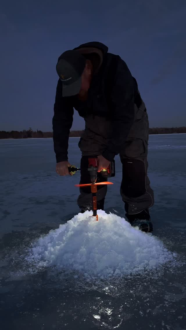 Did anyone at some point in your life tell you “keep the flashlight pointed right here…”? 😂
#icefishing #nightlife