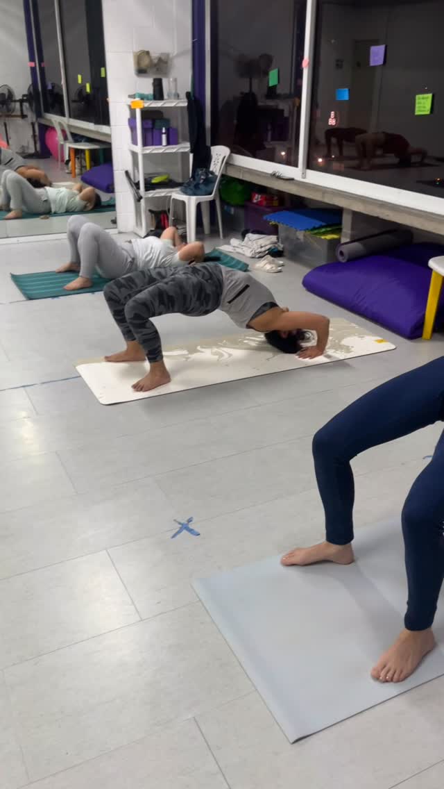Me encanta crear espacios donde trabajamos fuerza y flexibilidad, pero también enfoque, disciplina y autoconocimiento.
En este grupo se nota algo que para mí es clave:
cada quien practica desde su cuerpo y su momento.
En el mismo arco hay distintas variantes.
Distintos procesos.
Distintos niveles.
Y todos son válidos.
No se trata de hacer “la postura perfecta”.
Se trata de construir una práctica que te acompañe dentro y fuera del mat.
Aquí hay intensidad.
Pero también respeto por tu proceso.
Si estás empezando, hay espacio para ti.
Si ya tienes práctica y quieres profundizar, también.
Rou Yoga es un lugar para crecer con estructura, comunidad y consciencia.
Escríbenos para conocer horarios y encontrar la clase que te acompañe hoy.
#Yoga #Ashtanga #YogaPractice #YogaMéxico #Flexibilidad FuerzaConsciente YogaParaPrincipiantes PrácticaPersonal ComunidadYoga RouYoga YogaEnMexico CrecimientoPersonal