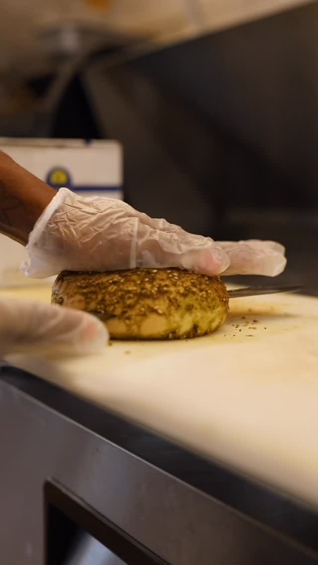 Aromatic. Savory. Addictive.
Our za’atar bagel with scallion cream cheese satisfies every craving in one bite. #BagelsonPark 🥯 🌿
#nj #bagels #zaatar #savory