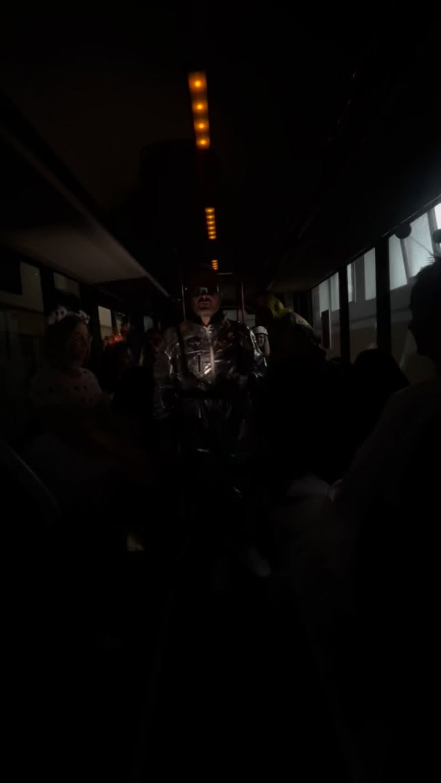 🎭🎉 Fasching – die fünfte Jahreszeit ist da! 🎉🎭
Konfetti in der Luft, Musik im Herzen und ein Lächeln im Gesicht – jetzt wird gefeiert! 🥳
Egal ob Prinzessin, Pirat oder Partyqueen – heute zählt nur gute Laune und jede Menge Spaß! 💃🕺
Lasst den Alltag zu Hause, schnappt euch eure Kostüme und macht die Nacht zum Tag! 🎊
Helau, Alaaf und auf eine unvergessliche Faschingszeit! 🎉✨