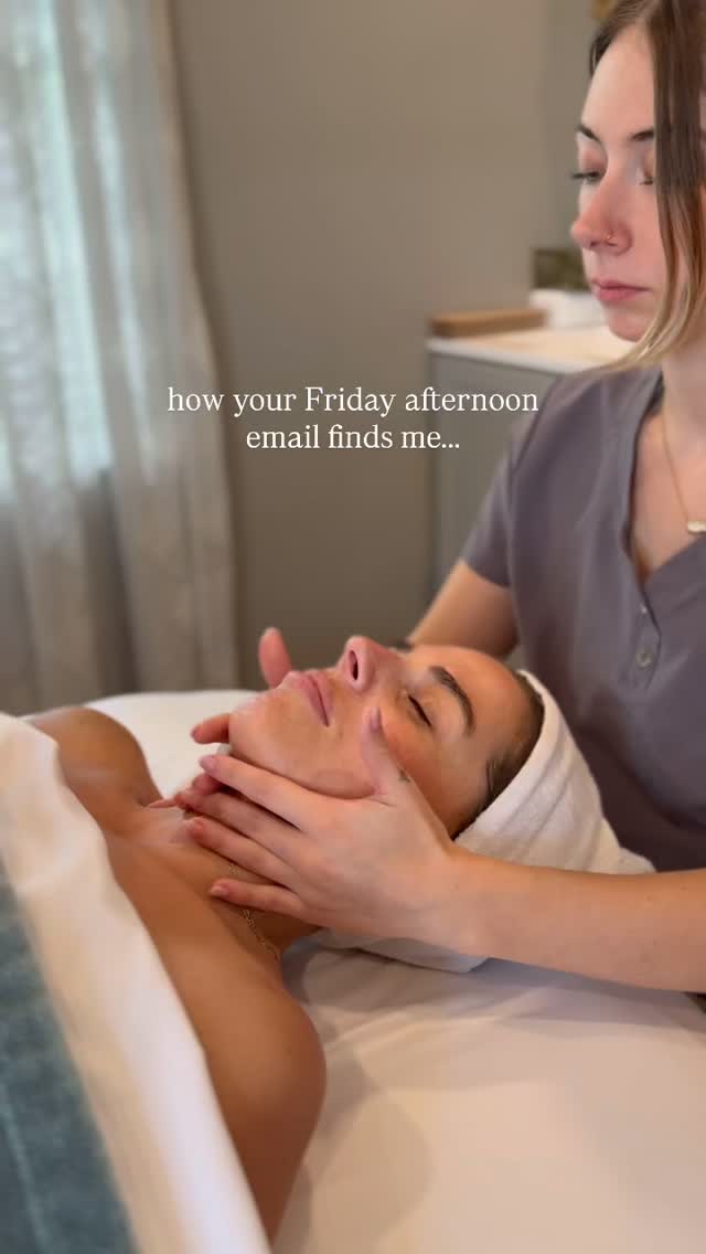 Steam on, hot towels secured and notifications emotionally silenced. ☁️🧖♀️
Weekends are for slowing down, resetting your nervous system, and actually giving yourself a minute to recharge instead of just pushing through.
It’s officially gift card redemption season and we know you’ve got one waiting. We’ve got the perfect hour waiting to you.