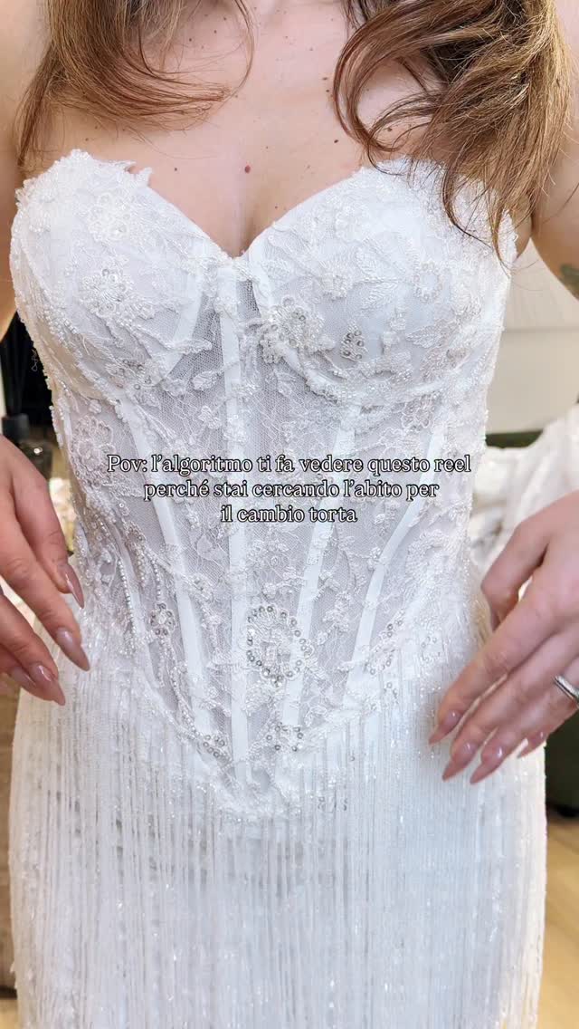 Noleggiabile da oggi in DM ✨
Per tutte le sposine di questo 2026 abbiamo pensato a questo abitino super ricercato e brillante !
Una cascata di frange il tutto incorniciato da un corsetto a V che mette in risalto il punto vita e assottiglia la figura ! ❤️
E tu che aspetti contattaci subito e vieni a scoprire tutti i nostri bellissimi abiti da sposa lunghi e corti ! 💍
#cambioabitosposa#grinasatelier#shortbridaldress#abitosposanoleggio#miniabitosposa