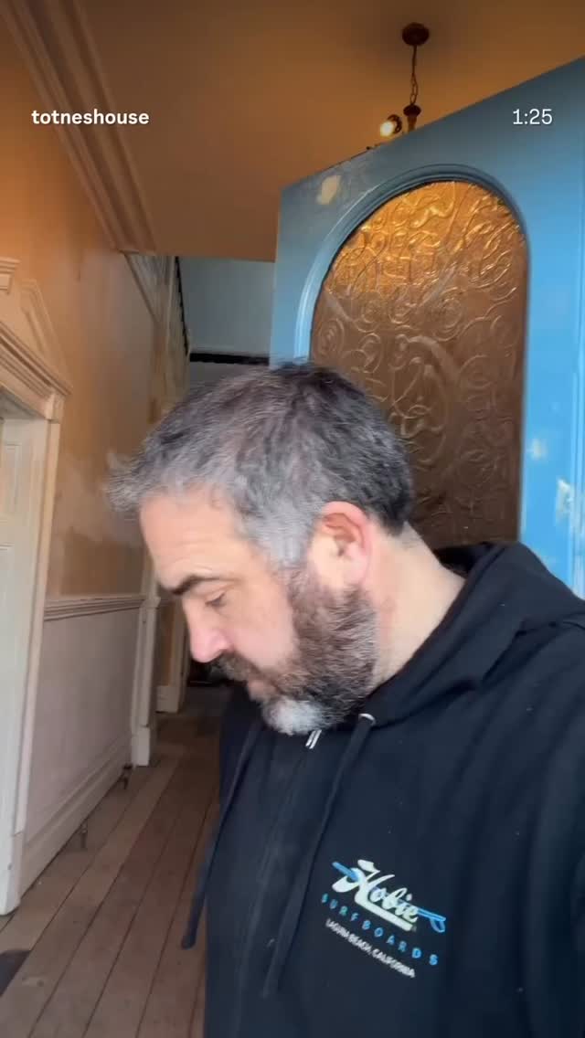 Totnes community sharing the love #totnesflorist #totneshouse #breadlovers #flowersofinstagram