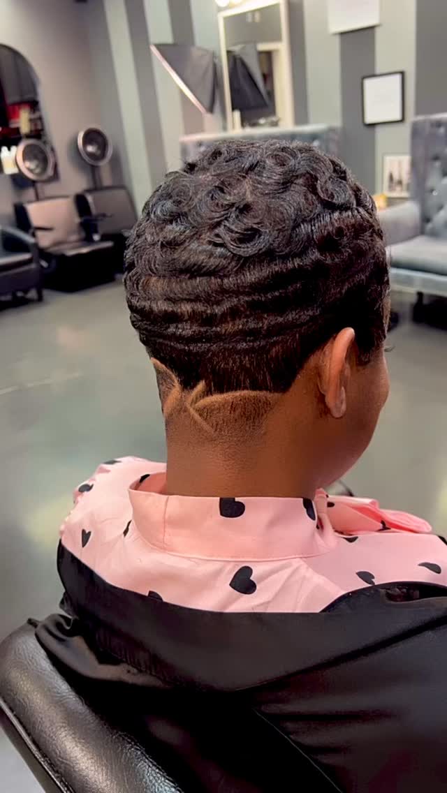 So funny..all I heard clients saying this week is how they were going to sleep with their heads hanging off the bed, sleep on an airplane pillow, a dog bone pillow, sleep pretty or just no sleep at all to maintain these hairstyles! Just buy one of my hair wraps and be done with it! 🤏🏾 😂 #loveday