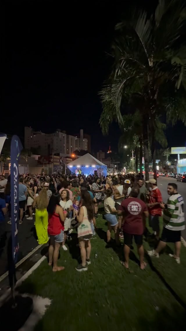 TEVE CARNAVAL NA ANDALÓ
O São Jorge Bar de Reza estreou neste sábado seu bloco de Carnaval na Avenida Alberto Andaló, em Rio Preto.
A programação foi realizada durante a tarde, em frente ao estabelecimento. Para o evento, a via teve interdição parcial.
Foliões ocuparam a principal avenida da cidade.
VIVA O CARNAVAL DE RUA . Mais informações no Portal Guilherme Baffi