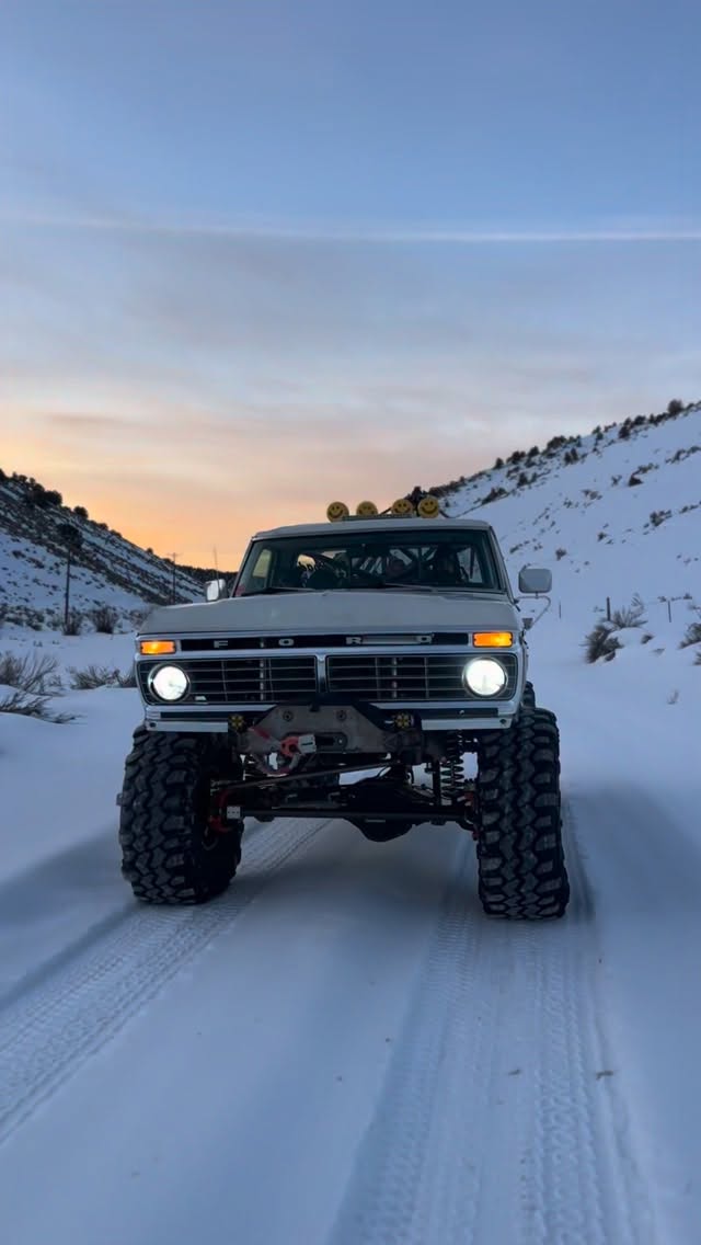 Storm alert! Expect snow, wind, low vis, ice, and flooding this week. South end of #monocounty might see 6-8”! We'll be on the roads, so give us a call for help with rescues, parts, or chains ☎️ 760-625-4537