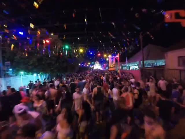 MAR DE GENTE
Pela segunda noite consecutiva, o Bloco do Vasco reuniu mais de 20 mil pessoas no bairro Boa Vista. 🎥 @voosriopreto
VIVA O CARNAVAL
Mais informações no Portal Guilherme Baffi.