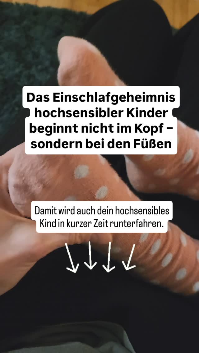 Hochsensible Kinder haben oft Mühe mit Einschlafen, da sie abends die Reize und Ereignisse des Tages verarbeiten müssen, die oft noch nachhallen.
Deshalb lohnt es sich, Rituale einzuführen, die ihnen Sicherheit geben und ihr Nervensystem beruhigen.
Die Füsse zu massieren erreicht genau das: Das Kind kann runterfahren, sich erden und die Nerven beruhigen. Mit einem Lavendelöl wird die beruhigende Wirkung noch verstärkt.
Probiers aus! Die meisten Kinder lieben es.
Willst du noch mehr Strategien für hochsensible Kinder? Am 18.2. Findet mein Workshop "Mein Kind ist hochsensibel" statt. Melde dich noch an! ➡️Der Link ist in meinem Profil unter Workshops.
Herzlich, Jacky 🦋
#hochsensibilität #hochsensibel #hochsensiblekinder #sensibel #neurodivergent
COACHING
BERATUNG
HOCHSENSIBILITÄT
EMOTIONSREGULATION
STRESSREGULATION
ABGRENZUNG
POTENTIAL
SELBSTVERTRAUEN
MINDSET