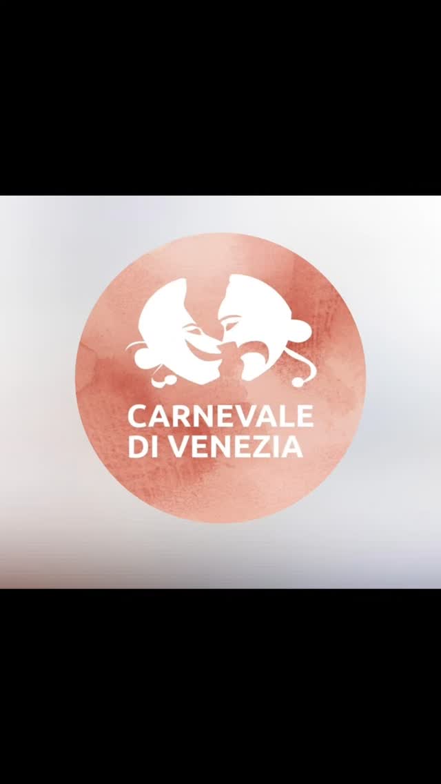 Allez c'est parti...
Pour l'aventure Carnaval de Venise 2026
Je commence ce soir par vous présenter quelques accessoires que j'ai créé pour la femme Arlequin.
Oui l'an dernier, j'ai fabriqué l'Arlequin homme, et cette année sa concubine.
Comme toujours, tous a été fait à la main , des pieds à la tête, du dessin au produit fini. Chaque trait sort de ma tête, ici nous ne sommes pas dans du cosplay, nous sommes dans de véritables créations de costume unique et sur-mesure.
Quand je dis tout, c'est tout... Le patchwork de velours avec la pose de chaque ruban doré, la customisation des chaussures, moulé cousu... La fraise ou chaque pli est formé un par un et chaque perle cousue une par une...
Ce costume représente des mois de travail.
Créer par @elphidesiderata votre maître artisan d'art. Ainsi que plusieurs stagiaires. Donc je vais éviter d'énumérer les noms, car j'aurais peur d'en oublier tellement ce projet s'effectue sur plusieurs mois...
Milles Mercis à mes vénitiens, pour la grande fidélité, leur confiance, leur projet magnifique, et toujours un peu plus fou... Merci
Bonne soirée à tous
A bientôt pour le suite
❤️❤️❤️
#carnavaldevenise2026 #carnavaldevenise #elphidesiderata #costumierebretagne #codtumierefrance