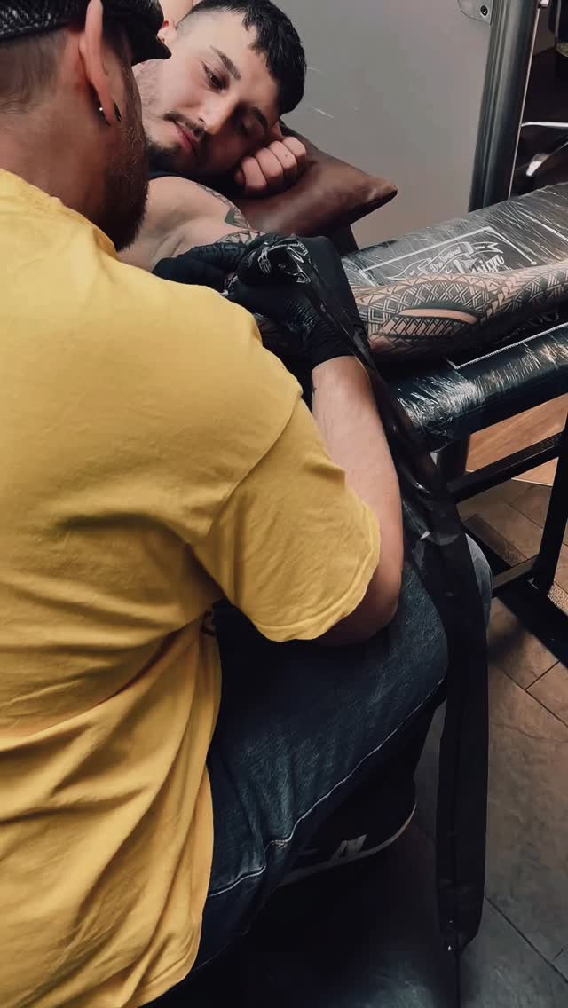 Another great maori/pacific inspired project💪🏼 by Fred / @frederiktiede done and healing perfectly👌🏼.
TERMINE:
📥 Instagram DMs
📱 +49 0511 4885681
✉️ info@hautdesign-tattoo.de
-
🗣️Kostenlose Beratung
#HautdesignTattoo ist Mitglied des @dot_e.v
#blackwork #maoritattoo #hannover #langenhagen