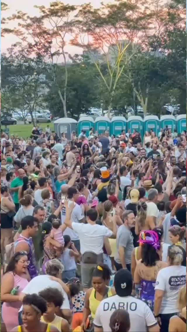 HAJA CARNAVAL!
BLOCO CAPOTA MAS NÃO BRECA FAZ BONITO NO VIVENDAS
O bairro Vivendas foi tomado por foliões no encerramento do Carnaval de Rua de de Rio Preto.
O Capota Mas Não Breca reuniu famílias, fantasias e muita música ao longo do dia.
Em clima de celebração e despedida, o público ocupou as ruas em mais um capítulo da festa popular na cidade. 🎥 @rodrigosantos006
Mais informações no Portal Guilherme Baffi
VIVA O CARNAVAL DE RUA