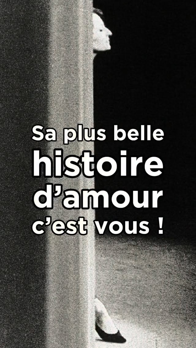 Barbara est mise à l’honneur à la BNF jusqu’au 5 avril 2026. Presque trente ans après sa disparition, les textes de cette figure majeure de la chanson française, comme entre autres « L’Aigle noir », sont encore interprétées par la jeune génération d’artistes. Cette exposition gratuite nous donne l’occasion de découvrir les coulisses de son travail et de sa relation très forte avec son public. Entre 1955 et 1996, elle enregistre 15 albums. On y découvre environ une centaine de documents issus d’archives, comme des carnets de travail, des notes, des partitions, des photos, des affiches, des lettres de fans, des articles de presse… Bref, tout ce qui permet de mieux comprendre comment elle créait, comment elle vivait la scène et partageait ce lien unique avec son public qu’elle résumait avec une phrase devenue culte : « Ma plus belle histoire d’amour, c’est vous. »
————
📍Bibliothèque François-Mitterrand
Galerie des donateurs
Quai François Mauriac - Paris 13
Ouvert du mardi au samedi de 10h à 19h et dimanche de 13h à 19h.
🎟️ Entrée gratuite
——-
Barbara derrière un rideau de scène – Photo Marcel Imsand © Photo Elysée, Lausanne, Fonds Marcel Imsand – BnF, département de la Musique, VM EST-25(17)
#barbara #chansonfrancaise #chansonfrançaise #chanteusefrancaise #bibliothequefrancoismitterand