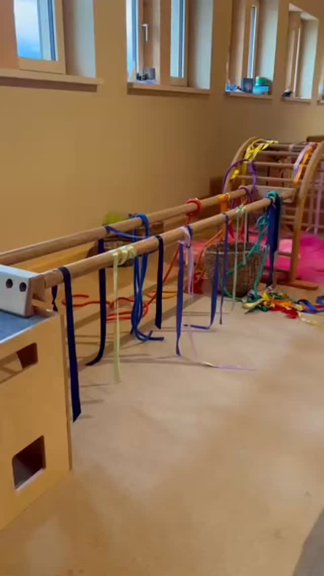 Seile und Bänder - so tolle Spielbegleiter.
#offenesspielmaterial #freiesspiel #kleinkind #spielgruppe