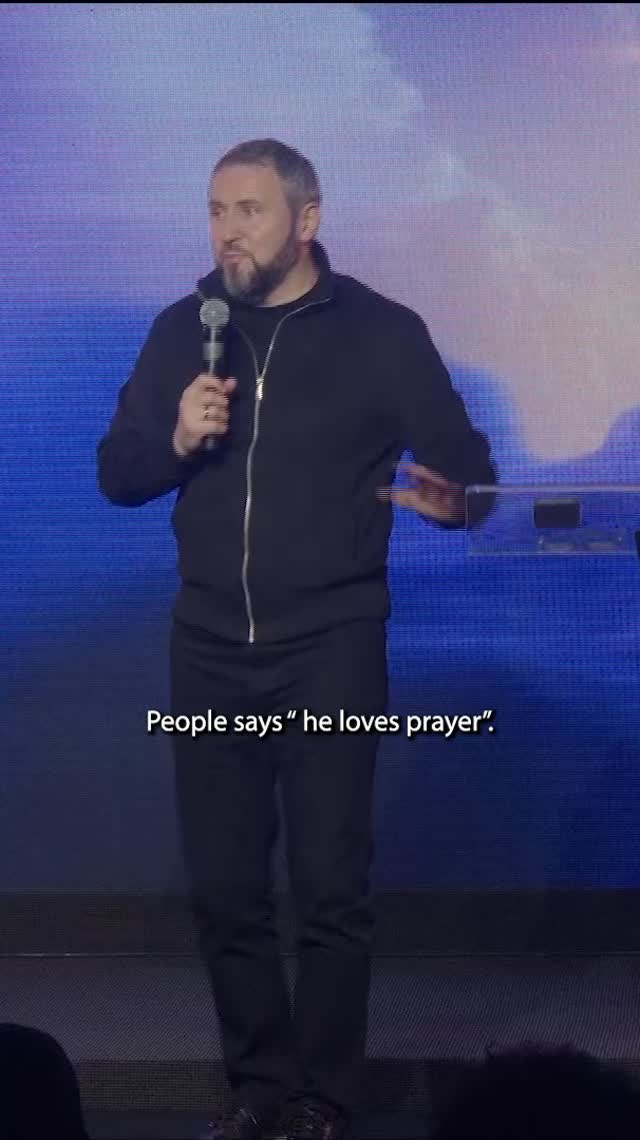 La prière est une invitation à contempler Dieu, à aimer Sa présence, à découvrir Son identité et Son caractère.
Pas seulement demander, mais apprendre à rester dans Sa présence. La prière n’est pas qu’un geste spirituel.
C’est une relation qui se construit dans la proximité. 🙏
Retrouvez le message du Pst Sergey Shidlovskiy : « Cherche ma face » sur YouTube – Paris Centre Chrétien.