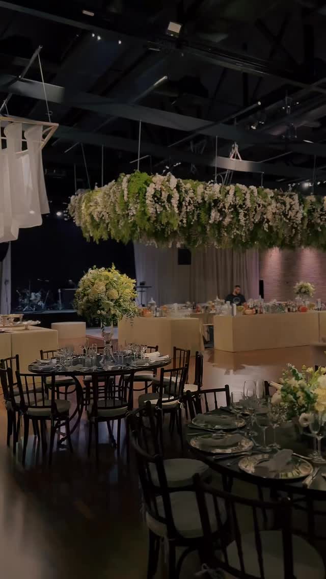 Casamento no @casa.giardini
Uma festa linda cheia de detalhes e personalidade
A festa contou com arranjos elegantes e aéreos deslumbrantes que deram vida ao cenário geral
O casamento foi celebrado debaixo de uma Chuppa linda
Projeto @teresinhanigri_eventos
A entrega floral ficou por nossa conta @gregodecoracoes @kakapracheti
Parceiros