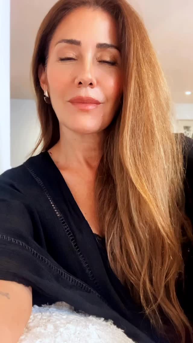 ¿Quién serías si cambiaras la prudencia por el coraje?
¿cuál sería el cuento que te contarías sobre vos misma?
¿cómo serían tus mañanas?
¿qué es lo que más harías en el día y que hasta ahora nunca le diste protagonismo porque sabés que sentirías niveles de felicidad a los que secretamente no te sentís digna?
Desde hace 6 años te recuerdo el poema “Verano” de Mary Oliver🤍
“¿Qué vas a hacer con tu única, salvaje y preciosa vida?”
Si estás lista para dominar tu mentalidad y escribir el guión de tu vida desde el poder, LA PATRONA está a valor especial por unos días.
Si no rompés el patrón, el patrón te rompe a vos.
♥️María
#reproneurofisioemocional #metacognición #neuroplasticidad #cambiodevida