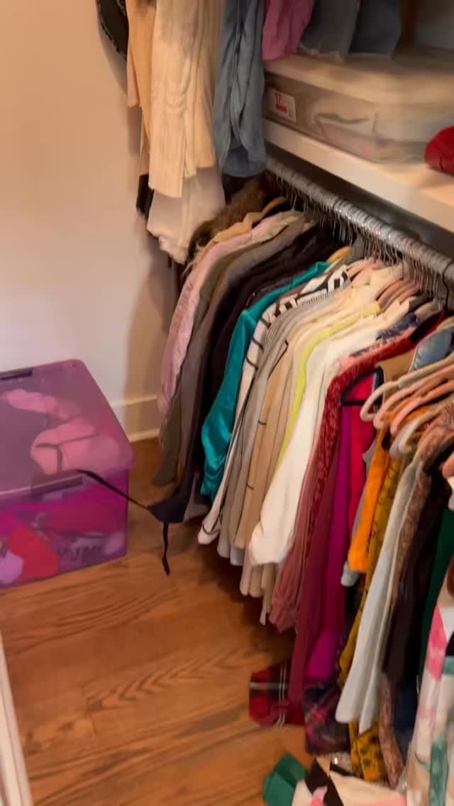 A well-organized closet isn’t just about aesthetics… it’s about peace.
When your closet is organized, you:
✔️ Save time getting dressed
✔️ Stop rebuying things you already own
✔️ Reduce daily stress
✔️ Create space for clarity and confidence
✔️ Actually wear more of your wardrobe
Clutter steals energy. Order gives it back.
Your closet should feel like a boutique — not a storage unit.
If opening your closet makes you overwhelmed instead of inspired, it might be time for a reset.
Ready to turn chaos into calm? 💫