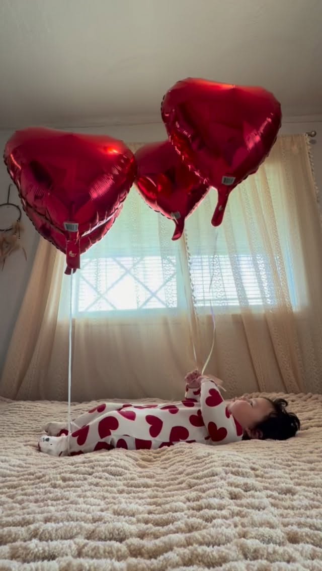 Roses are red,
Violets are blue,
I moved from Mexico
To be with you. ❤️
#grandmaera