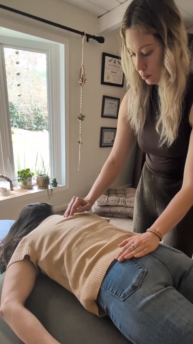 Stress doesn’t just live in your thoughts.
It completes its cycle through the body.🏋🏼♀️
When the nervous system feels safe enough, stress moves...
through shaking, sighing, warmth, softening, or fatigue after emotion.💓
These are signs of release, not weakness or loss of control.🌀
When stress is held, it often shows up as chronic tension, shallow breathing, digestive strain, restlessness, or feeling “on” all the time without relief.🌿
None of these responses are problems to fix.
They’re adaptive strategies the body learned to protect you.🤠
Regulation isn’t about forcing calm.
It’s about creating enough safety for stress to move through.🫁
↓ physical signs below
Releasing stress may look like:
• Shaking or trembling
• Deep sighs or spontaneous breaths
• Yawning
• Warmth moving through the body
• Muscle twitching
• Softening after emotion
Holding stress may look like:
• Jaw clenching
• Tight neck, hips, or low back
• Shallow breathing
• Digestive tension
• Restlessness
• Wired but tired
Your body isn’t broken.
It’s intelligent.🧠
#nervoussystem
#stressresponse
#bodybased
#somaticawareness
#spinalflow
If you recognized yourself in this: Link in bio 🔗