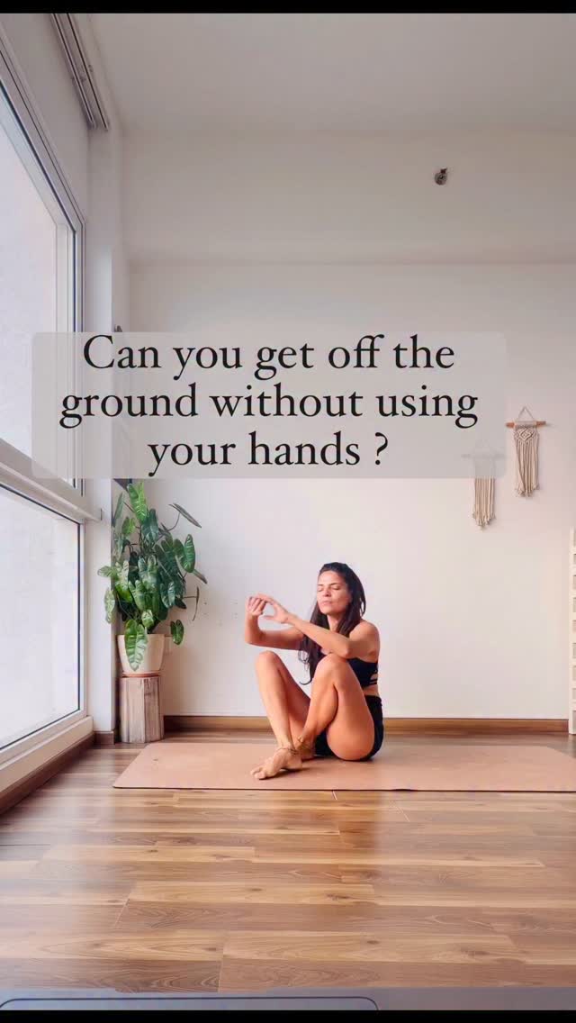 You don’t lose this because you’re aging.
You lose it because you stop using it.
Getting off the floor without your hands isn’t a party trick.
It’s lower body strength.
It’s hip mobility.
It’s independence.
If this felt hard, don’t panic.
Just start training it.
Save this. Practice 5 reps a day.
Your future self will thank you.
#MobilityMatters #AgeStrong #FunctionalStrength #MoveDaily #LegStrength