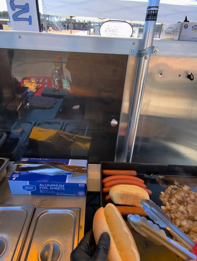 Yin and Yang: two opposite forces that complete each other.
Yin = dark, cool, quiet, feminine, rest, moon, earth.
Yang = light, warm, active, masculine, energy, sun, heaven.
They swirl together in perfect balance—each contains a seed of the other. No extremes last forever; true harmony comes from embracing both. ⚫⚪
#hotdogs
#entrepreneurship
#pov