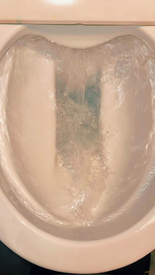 Läuft dein WC durch oder hört der Spülkasten nicht mehr auf zu füllen? 💧
Dann ist es Zeit für einen Service. Wir reinigen den Spülkasten, ersetzen defekte Teile und sorgen dafür, dass wieder alles sauber funktioniert.
Ein WC, das nicht richtig spült, kann Verstopfungen verursachen und unnötig Wasser verbrauchen. Das geht ins Geld und ist belastet die Umwelt.
Melde dich bei uns. Wir kümmern uns um einwandfreies Funktionieren. 🔧🚽