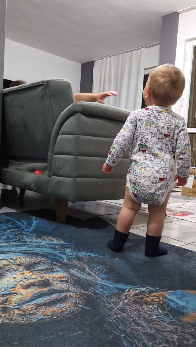 Saklambaç oynamak sadece eğlence değil, 3 dev kazanım sağlar:
Bilişsel Devrim: 'Görmesem de oradasın.' (Nesne sürekliliği).
Duygusal Güven: Ayrılık kaygısını azaltan en doğal terapi.
Odaklanma: Dikkat süresini uzatır.✨️💥
Ayrıcaaa Eğer bebeğiniz mutfağa gittiğinizde ağlıyorsa, saklambaç onun en iyi ilacıdır!💛
Siz saklambaç oynarken en çok hangi tepkiyi alıyorsunuz? Kıkırdamalar mı yoksa şaşkın bakışlar mı?
.
.
#merihbebek #annebebek #bebek #bebekgelişimi #baby bebek etkinlikleri