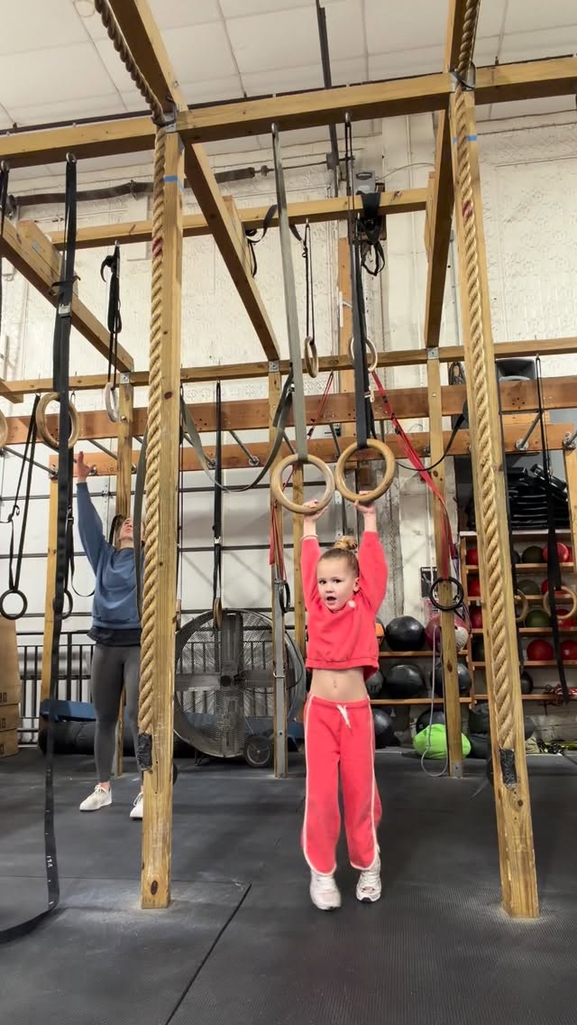 Monday Partner Mobility! 👯♂️
Lat mobilization (5min per side)
-lay sideways with the foam roller right beneath the armpit
-take long slow breaths as you scrub side to side
-reach the working arm up overhead as you scrub from the back to front side of the body
-continue to work down the length of the lat until you reach the bottom of your shoulder blade
-in stiff areas, take a 4 sec inhale, contract/ flex against the roller for 4 sec, then exhale for 8 sec (continue until stiffness decreases)
Back shoulder mobilization (2min per side)
-place a baseball or lacrosse ball on the back of the deltoid muscle (hands straight out in front of you)
-begin reaching your hand forward then pulling the shoulder backward
-option to wave the hand side to side (alternate between palm up and palm down)
-use the same contract and relax method in stiff/ sensitive areas
-bend the elbow and use your opposite hand to push the wrist towards the ground in both directions (rotating internally and externally)
@mjonesy09