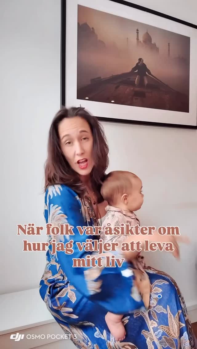 När människor har åsikter om hur jag väljer att leva mitt liv…
så är det faktiskt inte deras röster som ekar högst i mig.
Det är tanken på mina barn.
Inte att de en dag ska döma mig – det kommer de säkert göra (och det är okej 😅).
Utan rädslan för att de inte ska våga leva fullt ut.
Att de ska hålla tillbaka sina drömmar.
Att de ska spela smått.
För att de aldrig såg mig våga.
Det är mitt största varför.
När det känns obekvämt.
När det är läskigt.
När tvivlet viskar.
För tre år sedan tog jag ett steg som kändes större än jag själv.
Jag var rädd. Jag tvivlade. Jag darrade.
Men jag gjorde det ändå.
Och jag hoppas att de en dag förstår
att mod inte är frånvaron av rädsla –
utan viljan att gå ändå.
Vi formar inte bara våra egna liv.
Vi visar dem vad som är möjligt.
Så låt oss våga.
För oss själva.
Och för dem som tittar på oss varje dag.
Vågar du drömma stort? 🌾✨