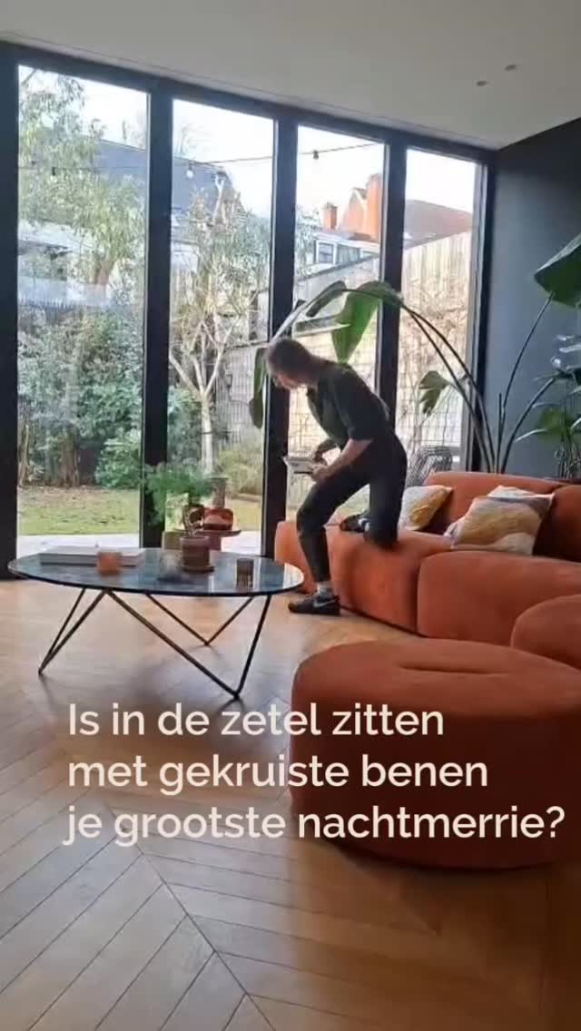 In de zetel zitten met gekruiste benen mag ik echt niet doen!
Dan geraak ik de zetel niet meer uit zonder pijn.
Het is weekend en je wilt gezellig in de zetel kruipen met een boek.
Nog voor je goed en wel kan beginnen met lezen, denk je:
“Wacht hoor, hoe ga ik me het beste neerzetten zodat ik geen rugpijn voel?”
En zo wordt je ontspannen moment met een boek een rugscholingsles in plaats van een moment van genieten.
Op den duur ben je alles aan het aanpassen om rugpijn te vermijden en lijkt het alsof je over alles moet nadenken voor je eraan kan beginnen.
Wil je zo je weekend doorbrengen?
Of je werkweek?
Of je jaar?
Door te begrijpen wat je rug en nek echt nodig hebben, hoe ze reageren op beweging, houding en belasting, kan je eindelijk duurzaam veranderen.
Zodat een boek lezen gewoon een boek lezen is
en niet weer een sterk staaltje nadenken over hoe je rugpijn kan vermijden.