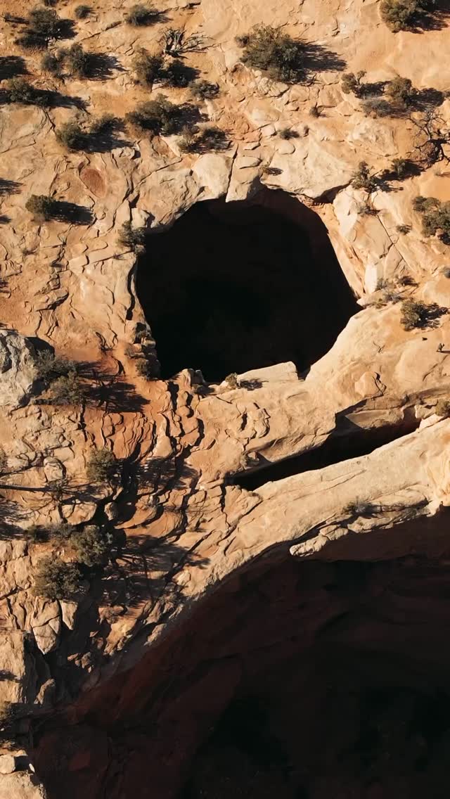 Found this giant hole in the Utah desert.
It formed the natural arch bridges that you can walk across 😬
📍Gemini Bridges