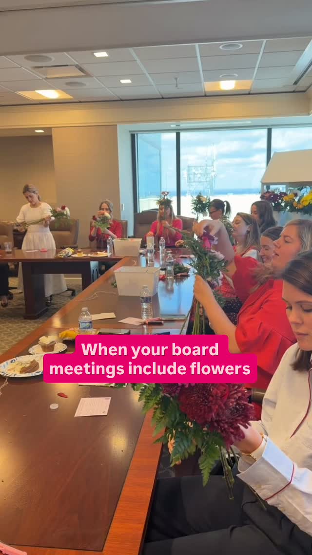 Taking a creative break at work is the best way to relieve stress and create a happier and healthier work environment. Plus adding the beauty of nature to your work space truly calms your nervous system and boost serotonin :) making a flower workshop a perfect office break!