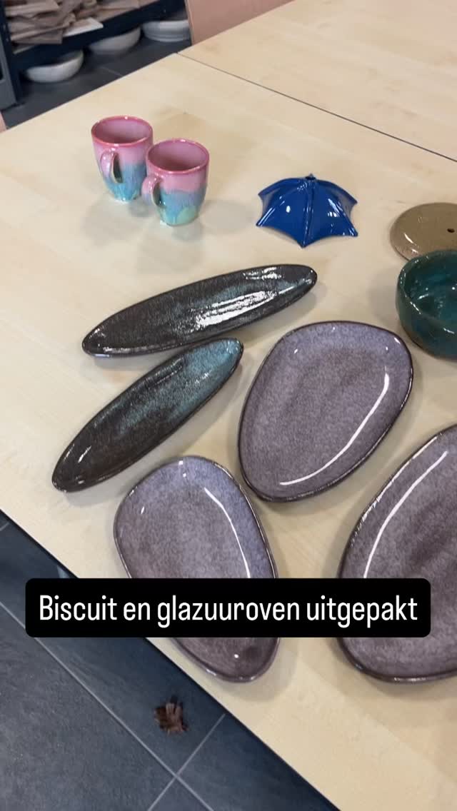 2 ovens uitgepakt. Voorbereidingen voor het tulpenevenement bij Blümenhaus Hülkenberg over 2 weken. En de eerste mokken voor Elfia 2026