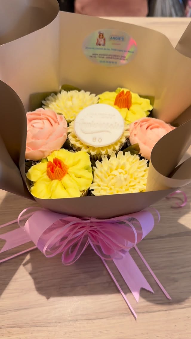 Bouquet deluxe 7 cupcakes 💐🧁
#angiescupcakes77 #patisserietrompeloeil #bouquetdecupcakes #trompeloeil