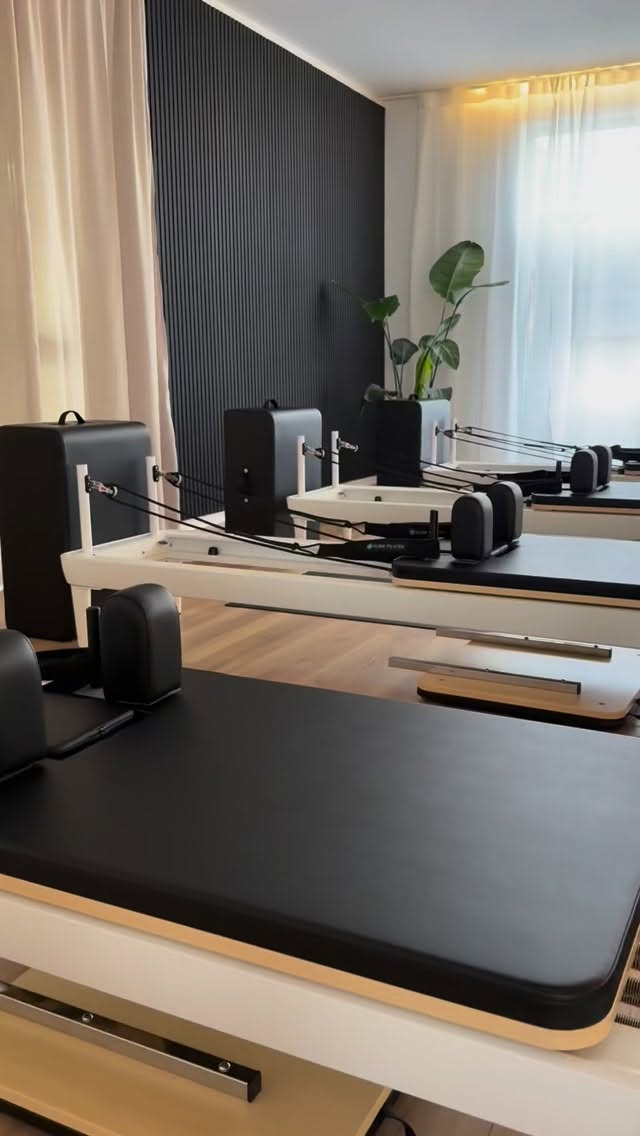 Willkommen an deinem neuen Lieblingsort für Bewegung und Wohlbefinden.
Unser neues Reformer Pilates Studio ist mehr als nur ein Trainingsraum. Es ist ein Ort des Ankommens, des Durchatmens und des Wohlfühlens – ein Raum, in dem du den Alltag für einen Moment hinter dir lassen darfst.
In unserem liebevoll gestalteten Pilates Zuhause verbinden wir Kraft, Bewegung und Achtsamkeit – inspiriert von der Methode nach Joseph Pilates. Auf dem Reformer erlebst du ein Training, das dich stärkt, aufrichtet und dir zugleich ein Gefühl von Leichtigkeit schenkt.
Ob du zum ersten Mal auf dem Reformer trainierst oder bereits Erfahrung mitbringst – bei uns bist du herzlich willkommen.
Hier darfst du wachsen.
Hier darfst du loslassen.
Hier darfst du ganz du selbst sein.
Wir freuen uns darauf, mit dir zu trainieren!