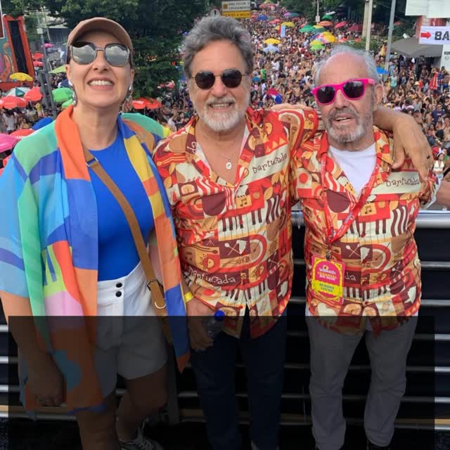 O ator guaxupeano Marcos Frota foi o grande homenageado do Carnaval de Belo Horizonte 2026, em um dos momentos mais marcantes da programação que consolida a capital mineira entre os três maiores carnavais do Brasil. A homenagem ocorreu durante o desfile da Bartucada, uma das principais atrações da cidade, que arrastou uma multidão estimada em cerca de 500 mil pessoas pelas ruas.
Leia a reportagem completa >>> link na bio