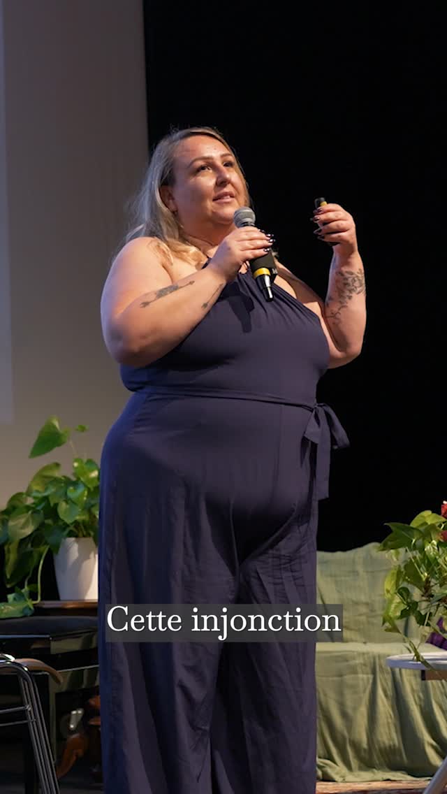 J'AI FAILLI METTRE CETTE VIDÉO À LA POUBELLE. 🗑️
Je déteste ce que je vois. L'angle ne me flatte pas. La lumière est dure. Je vois tous les défauts que je passe mon temps à vouloir cacher.
Mon ego a hurlé : "Supprime ça, tu ne peux pas te montrer comme ça !"
Et puis... j'ai écouté. 🔊 Montez le son.
Je suis sur scène, à la Journée des Patronnes, et je vous dis : "OSEZ. Même si c'est imparfait. Même si vous avez peur."
L'ironie est brutale, non ? 🤡
Comment pourrais-je être votre Mentore si je censure ma propre image par peur du jugement, alors que je vous supplie d'arrêter de porter ce fichu masque ?
Alors voilà. Je poste. Je grince des dents, mais je poste.
Parce que le message (l'âme) est plus important que l'emballage (le corps).
Parce que si j'attends de m'aimer à 100% pour prendre la parole, je me tairai pour toujours.
Et le silence est un luxe qu'on ne peut plus se permettre.
C'est ça, la Souveraineté.
C'est faire ce qui doit être fait, même quand on tremble, même quand on ne se trouve pas "jolie".
Merci encore aux femmes extraordinaires qui ont co-animée cette journée avec moi :
@hellocarobeck
@virginie.diss
@camille.michalak
@caroline_ebel_coach
@a_ronde_des_murmures
@elodielunessence
@deboutonnees_stras
@ecomusee_alsace
@veroniquevitruveconcept
@assiettes_gourmandes
@leweddinggang
@virginie__renaud
@360degresnorth
@solenefeig
et ma douce Claire @kywwie_films pour cette vidéo et l'immortalisation de cette journée.
À toi : Quel est le truc "imparfait" que tu caches dans tes brouillons alors qu'il pourrait aider quelqu'un aujourd'hui ? 👇
#AuthenticitéRadicale #Neuroatypique #HPI #TDAH #LeadershipFeminin #NoFilter #CarolineBeck #Souveraineté