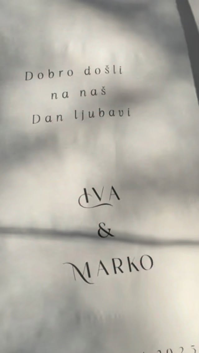 Iva je bila mlada mojih snova 🤍
I to sam znala u prvoj minuti.
Prvi sastanak? Putovanja, gradovi, estetika.
Venčanje- tek usput.
I upravo zato je sve bilo jednostavno.
Termini za 2026. su gotovo rezervisani.
Ostalo je još nekoliko datuma ☁️
.
.
.
.
.
.
.
.
.
.
.
#medimleko #weddingstationery #weddingdecor #weddingdecorqtion #dekoracijavencanja