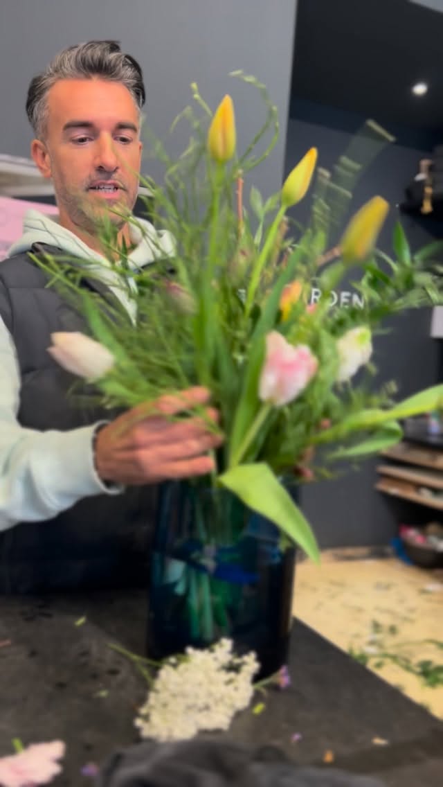 Tulpen zu einem Strauß zu binden ist gar nicht so einfach. Ihre Stiele sind dicker als die der meisten Blumen. Sie speichern viel Wasser, was sie stark macht und sie auch in der Vase weiter „wachsen“ lässt.
It’s Tulpenzeit. #tulpenzeit