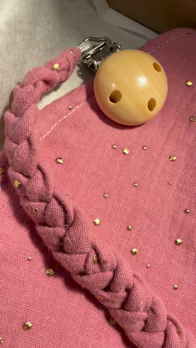 Cute little Bib, Dummy Clip, Headband and scrunchie sets are available to order- just pop me a message 💜
They make the cutest newborn gifts, baby showers gift or cute and trendy treats for baby 🥰
This one is made from Blush Pink Muslin fabric.
#baby #babygift #giftideas #gifting #littledotsbows