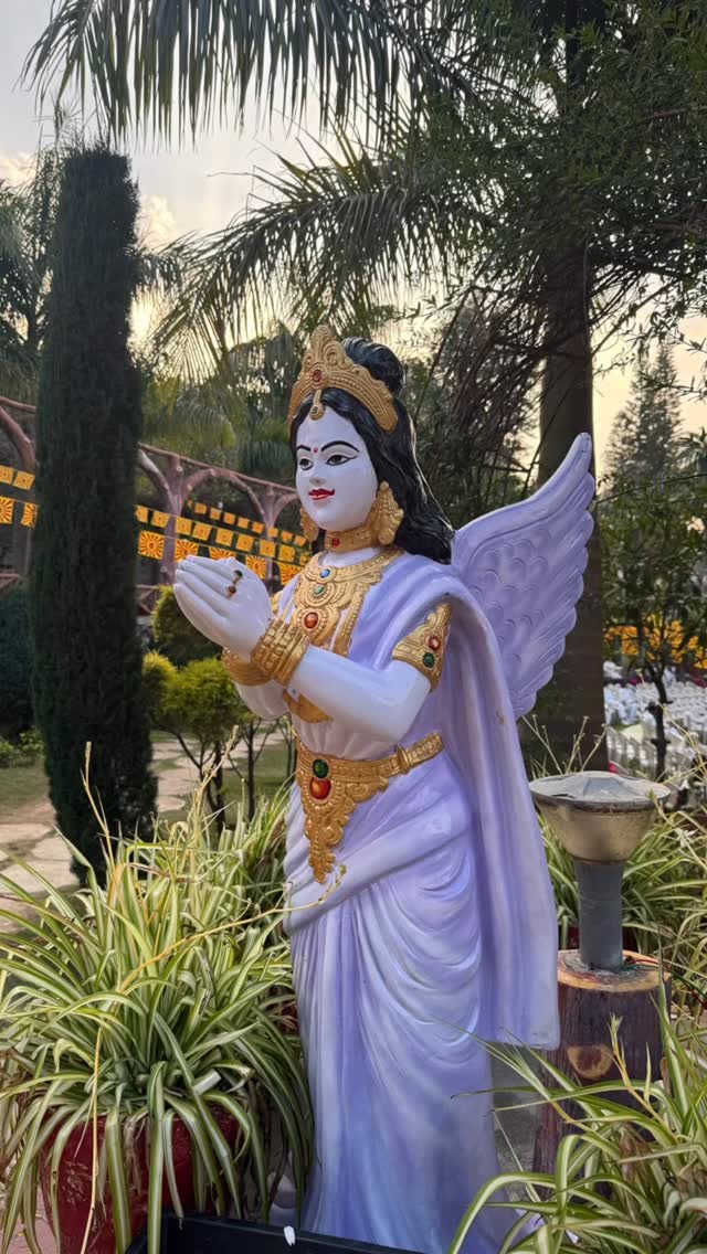 What a wonderful afternoon in Dadi Janki Park, Gyan Sarovar,
Mount Abu. A Green Day Programme organised by the Brahma Kumaris Environment Inititive Team. After a fruit picnic participants were invited to join different activities such a walking, movement, art, sharing or meditation. Followed by an hour of meditation at dusk with live music by David K and friends.