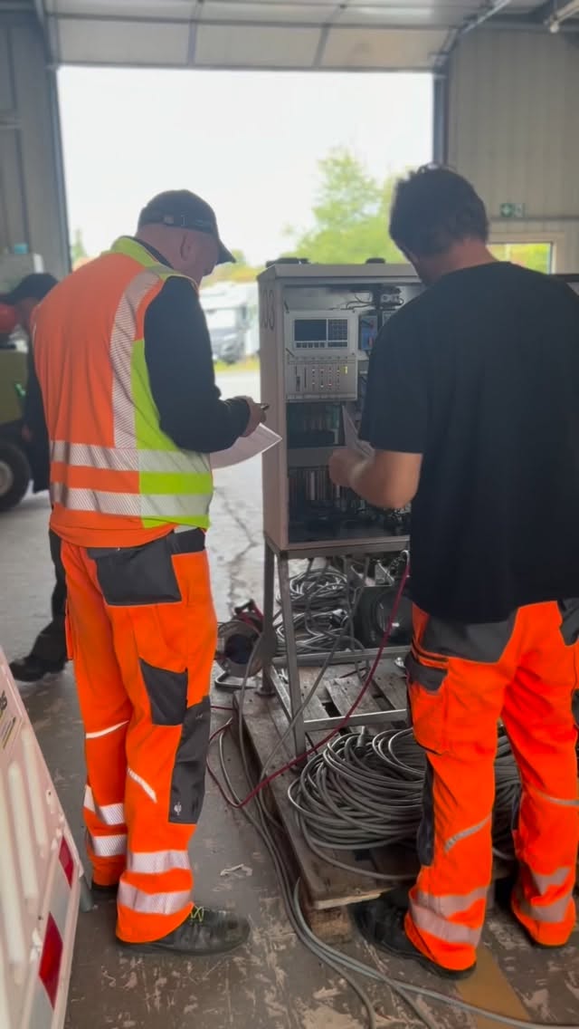 Werde der Dirigent des Asphalts bei ABAS! 🚦🔥
Was für andere nach Kabelsalat aussieht, ist für dich das hochpräzise Gehirn der Baustelle. Du programmierst keine Disko-Beleuchtung, sondern berechnest Zwischenzeiten und RSA-Vorgaben so exakt, dass selbst der Berufsverkehr zahm wird. Du stehst nicht nur am Rand – als Herr der Signalanlagen gibst du den Takt auf dem Asphalt an! 🪄🚧
Statt dunkler Keller im Rohbau bändigst du bei uns den Verkehr mit modernster Steuerungstechnik. Wir bieten dir einen krisensicheren Job, überdurchschnittliche Bezahlung und ein Team, das dich niemals im Regen stehen lässt. 🤝
Dein Profil: Elektriker, Mechatroniker, Monteur oder motivierter Quereinsteiger mit FS Klasse B und Deutschkenntnisse.
Lust, den Verkehr zu lenken, statt nur drin zu stehen? Schick uns dein „Go“ an info@abas-verkehr.de! 🚀
#Elektrotechnik #MonteurGesucht #Verkehrsleittechnik #HandwerkStolz #Systemrelevant